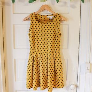 sleeveless casual dress yellow and black polkadots    size medium